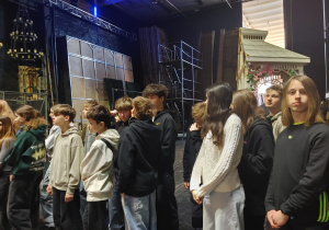 Uczniowie klasy 7b zwiedzają z przewodnikiem Teatr Wielki.