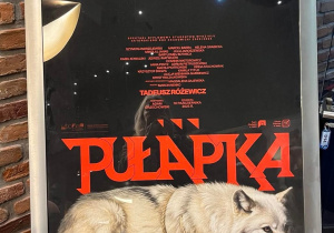 Plakat teatralny dotyczący sztuki Pułapka.