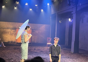 Dwoje aktorów występuje na scenie Teatru Studyjnego podczas spektaklu Pułapka.
