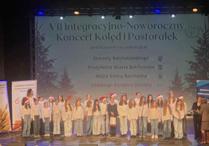 Występ chóru Szkoły Podstawowej nr 137 w Łodzi podczas Integracyjno-Noworocznego Koncertu Kolęd i Pastorałek w Bełchatowie.