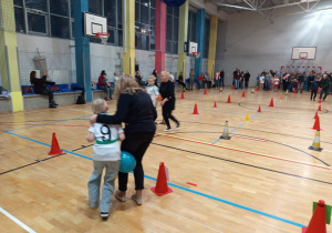 Zadaniem par składających się z Babci lub Dziadka i wnuka lub wnuczki, jest bieg z balonem, który niosą między sobą, nie używając rąk.