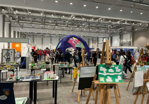 Hala EXPO podczas festiwalu – wystawy, stanowiska przedstawicieli szkół, zwiedzający.