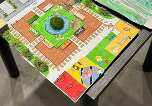 Praca konkursowa grupy uczniów z klasy 7b znajdująca się na wystawie w hali EXP0