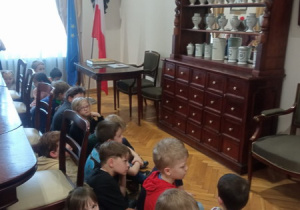 Uczniowie oglądają starą aptekę