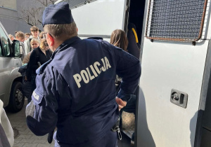 Uczniowie oglądają pojazd służb więziennych – Więźniarkę pod opieką wychowawców i funkcjonariuszy Sekcji Wydziału Konwojowego Komendy Wojewódzkiej Policji w Łodzi.