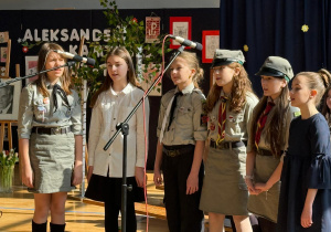 Grupa uczniów śpiewa harcerskie piosenki