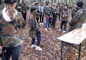 Klasa 6c przechodzi szkolenie przed rozpoczęciem gry – paintball laserowy.