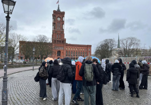 Uczniowie stoją przed Ratuszem w Berlinie.