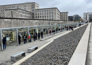 Topografia Terroru - zewnętrze muzeum stojące w miejscu, w którym w latach 1933 – 1945 znajdowała się centrala Gestapo i należące do niej więzienie.
