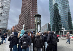Uczniowie stoją na Placu Poczdamskim przed Kollhoff Tower