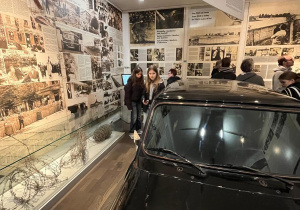 Uczniowie zwiedzają Ekspozycje Muzeum Muru Berlińskiego