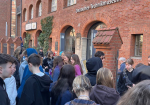 Wycieczka z Łodzi wchodzi do Muzeum Techniki w Berlinie.