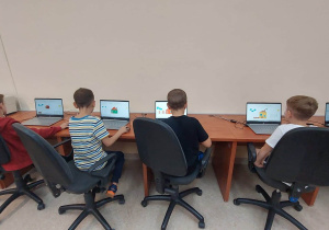 Kodowanie na komputerach zakupionych w ramach projektu przez uczniów naszej szkoły.