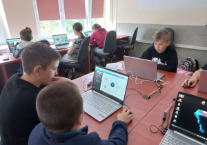 Bezpieczeństwo w sieci - uczniowie klasy VIb podczas pracy w zmodernizowanej pracowni komputerowej.