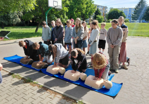 Pierwsza pomoc – ćwiczenia wykonywane przez uczniów podczas gry terenowej.