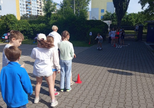 Rywalizacje sportowe klas młodszych podczas święta szkoły.