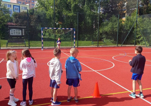 Klasy młodsze startują w konkurencjach sportowych z piłką.
