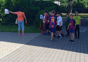 Zawody klas młodszych na szkolnym boisku.
