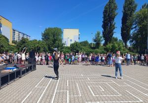 Uczniowie klas 1-3 podczas święta szkoły