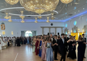 Układ choreograficzny Poloneza wykonywany przez uczniów klas ósmych.