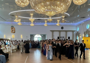 Uroczysty Polonez w wykonaniu ósmoklasistów.