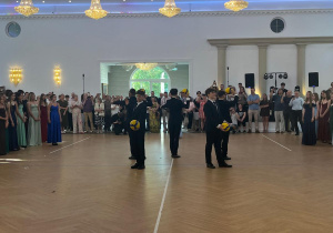 Walc w wykonaniu uczniów klas ósmych podczas balu ósmoklasistów.