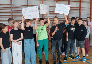 Prezentacja klasy 4b podczas apelu poświęconego przeciwdziałaniu przemocy rówieśniczej.