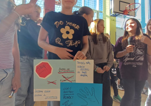 Klasa 5a prezentuje plakaty związane z przeciwdziałaniem przemocy rówieśniczej.