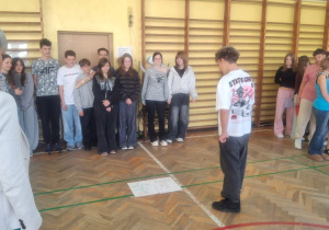 Klasa 8a prezentuje swoje hasła dotyczące przemocy rówieśniczej.