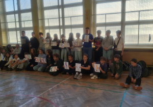 Klasa 7b podczas apelu poświęconego działaniom przeciwko przemocy rówieśniczej.