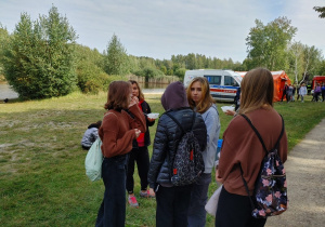 Grupa uczniów z klasy siódmej z opiekunem, panią Martą Lesień
