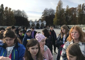 Szóstoklasiści na placu Marszałka Józefa Piłsudskiego przy Grobie Nieznanego Żołnierza