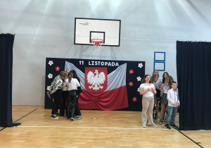 Uczniowie klasy 8c w oczekiwaniu przed występem