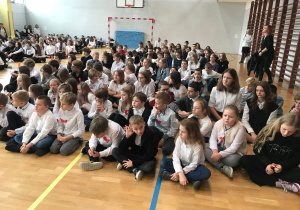 Uczniowie z klas 1-5 podczas uroczystego apelu