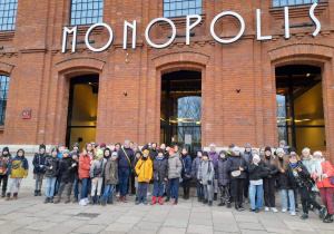 Klasy piąte przed wejściem do kompleksu Monopolis.