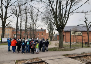 Uczniowie zwiedzają Stację Księży Młyn