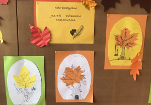 Dekoracja wykonana przez uczniów klas piątych z zastosowaniem papieru kolorowego, piórka i czarnego tuszu.