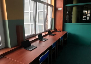 Nowe komputery w kąciku otwartej przestrzeni