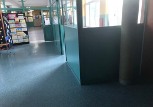 Kącik otwartej przestrzeni na korytarzu, budynek A