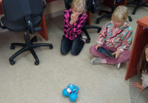 dzieci używają robota Dasha