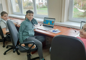 Uczniowie rysują w programie Paint