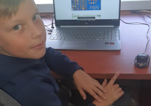 uczeń pracuje w programie Genially