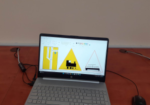 Klasa I podczas zajęć koła informatycznego projektowała znaki drogowe w programie Paint