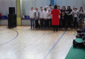 Chór szkolny prezentuje kolędy i pastorałki