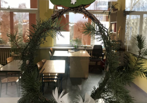 Wianek świąteczny na klasowych drzwiach wykonany z materiałów dekoracyjnych i ekologicznych.