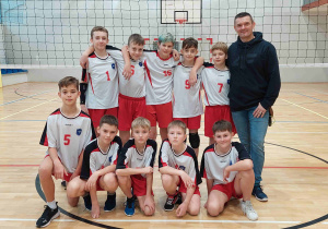 Zawodnicy Szkoły Podstawowej nr 137 z trenerem