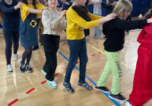 Uczniowie klas czwartych podczas zabaw muzycznych na balu karnawałowym