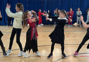 Uczniowie uczestniczący w balu podczas wspólnych tańców i zabaw karnawałowych