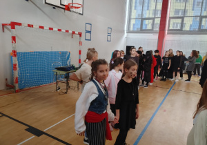 Uczniowie klas czwartych tańczą belgijkę