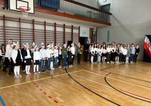 Uczniowie klas 2b i 3c śpiewają Pieśń Szczepu